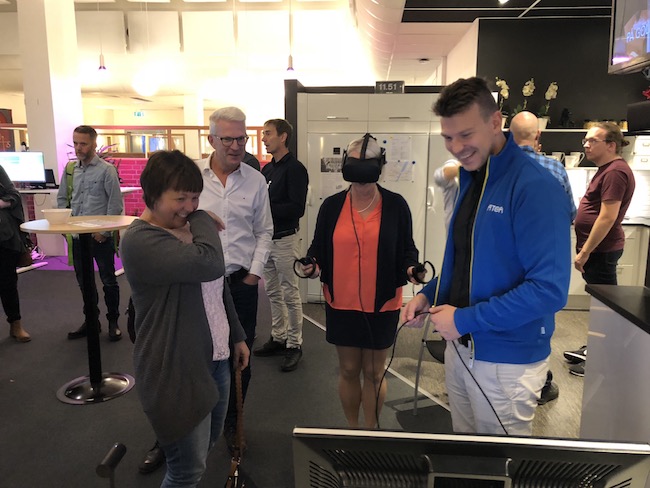 Leverantören ATEA hade med sig VR glasögon för att demonstrera hur man skulle kunna använda VR i vården. Eva Sundberg, omsorgen i Skara testar.
